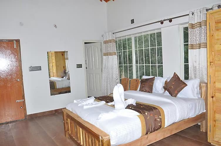 Couple Room king-bed interior